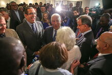 António Costa num encontro com portugueses em Luanda