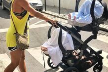 Luciana Abreu mostra fotos a passear com as filhas gémeas