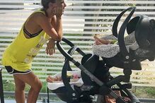 Luciana Abreu mostra fotos a passear com as filhas gémeas