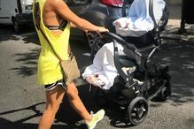 Luciana Abreu mostra fotos a passear com as filhas gémeas