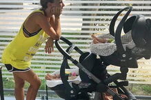 Luciana Abreu passeia com a filhas gémeas