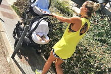 Luciana Abreu passeia com a filhas gémeas