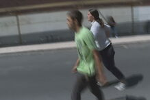 Alta tensão à porta de tribunal. Padrasto de bebé torturado sai em liberdade