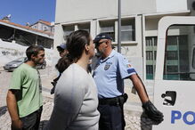 Alta tensão à porta de tribunal. Padrasto de bebé torturado sai em liberdade