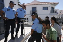 Alta tensão à porta de tribunal. Padrasto de bebé torturado sai em liberdade