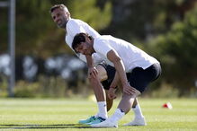 Jonas e Krovinovic treinam no Seixal