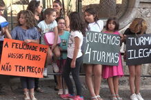 Pais fecham escola a cadeado, em Tortosendo, Covilhã