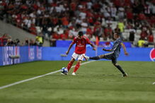 Pizzi e Ribéry disputam a bola no Benfica -Bayern