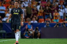 Ronaldo expulso e em lágrimas na estreia europeia pela Juventus 