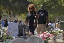 Familiares e amigos prestam última homenagem a irmã de Djaló