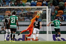 Vagner evita o golo de Mathieu ao defender livre direto no Sporting - Qarabag 