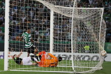 O momento em que Raphinha abre o marcador no Sporting-Qarabag