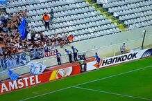 Marca golo da vitória e atira-se para o fosso 