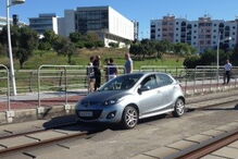 Carro invade via do metro e fica parado no meio dos carris, em Almada