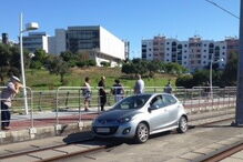 Carro invade via do metro e fica parado no meio dos carris, em Almada