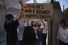 Manifestantes nas instalações do museu de Serralves em protesto 