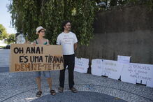 Manifestantes nas instalações do museu de Serralves em protesto 