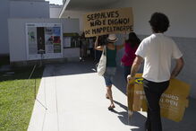 Manifestantes nas instalações do museu de Serralves em protesto 