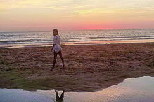 Famosas dão boas vindas ao outono na praia