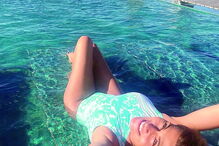 Famosas dão boas vindas ao outono na praia