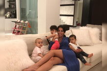 Georgina ao lado de Alana Martina, Eva e Mateo