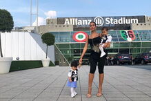 Georgina ao lado de Alana Martina, Eva e Mateo