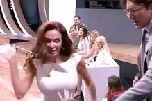 Atriz dá bofetada a mulher do público por criticar o seu filho com Síndrome de Down