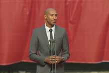 Luisão emocionado na despedida ao plantel do Benfica