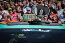 Taxistas manifestam-se junto à Assembleia