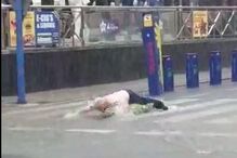 Turistas a deslizar pelas ruas inundadas de Benidorm