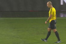 Árbitro João Capela avalia as condições do relvado antes do Chaves - Benfica