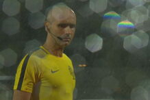 Árbitro João Capela avalia as condições do relvado antes do Chaves - Benfica