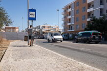 Paragens de autocarro sem abrigos ou bancos em Olhão