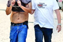 António Joaquim, cúmplice no crime, tapou a cara com a roupa após interrogatório 