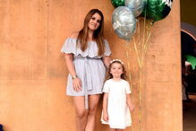 Cláudia Dias Gomes diverte-se com a filha