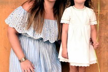 Cláudia Dias Gomes diverte-se com a filha