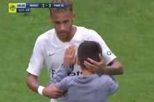 Vídeo mostra Neymar a proteger criança que invade campo para o conhecer