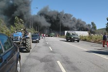 Incêndio numa sucata em Gondomar está dominado e 