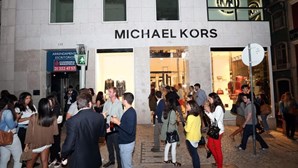 Michael Kors oficializa compra da Versace por 1,83 mil milhões