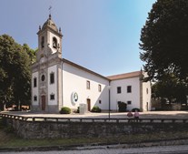 Igreja paroquial de S. Miguel das Aves fica localizada no centro da vila