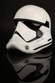 Capacete de Storm Trooper da saga 'Guerra das Estrelas' rendeu 123 mil euros