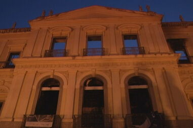 Arde museu criado por Portugal no Brasil