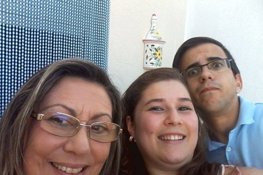 Amélia Fialho, com a filha adotiva, Diana Fialho, e o genro, Iuri Mata. Jovens são os principais suspeitos da morte da professora