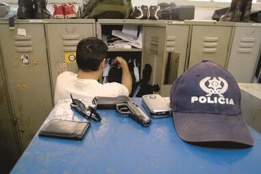 Polícia a equipar-se numa esquadra da PSP