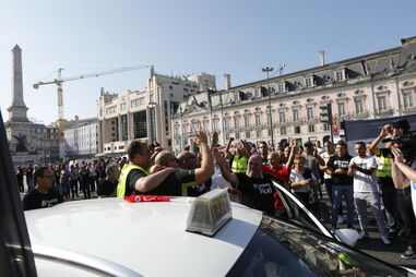 Taxistas mantêm protestos por tempo indeterminado 