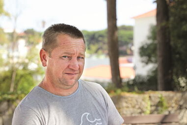 Ion Diaconu diz que terá de mudar de trabalho para poder levar o filho à escola