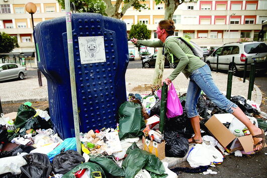 Em Benfica vivem 36 mil pessoas. O lixo é uma praga por resolver