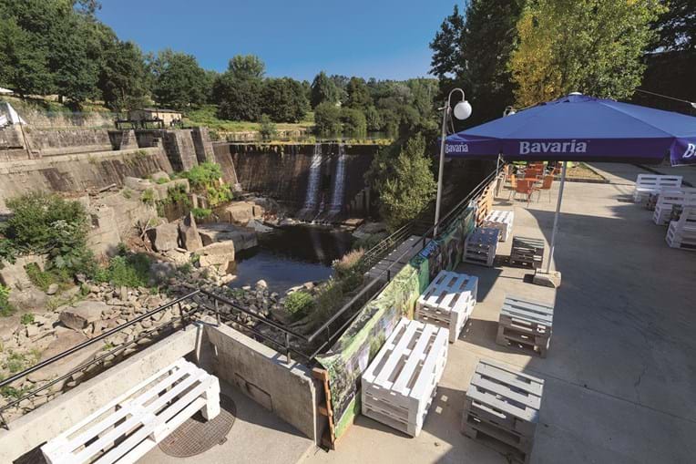 O parque Amieiro Galego fica junto ao rio Ave e tem uma zona de cascatas de água e um bar com esplanada