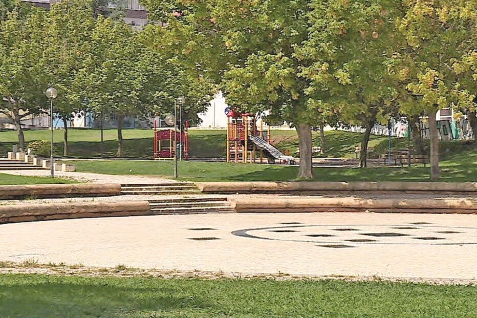 Pedófilo rapta criança em parque infantil