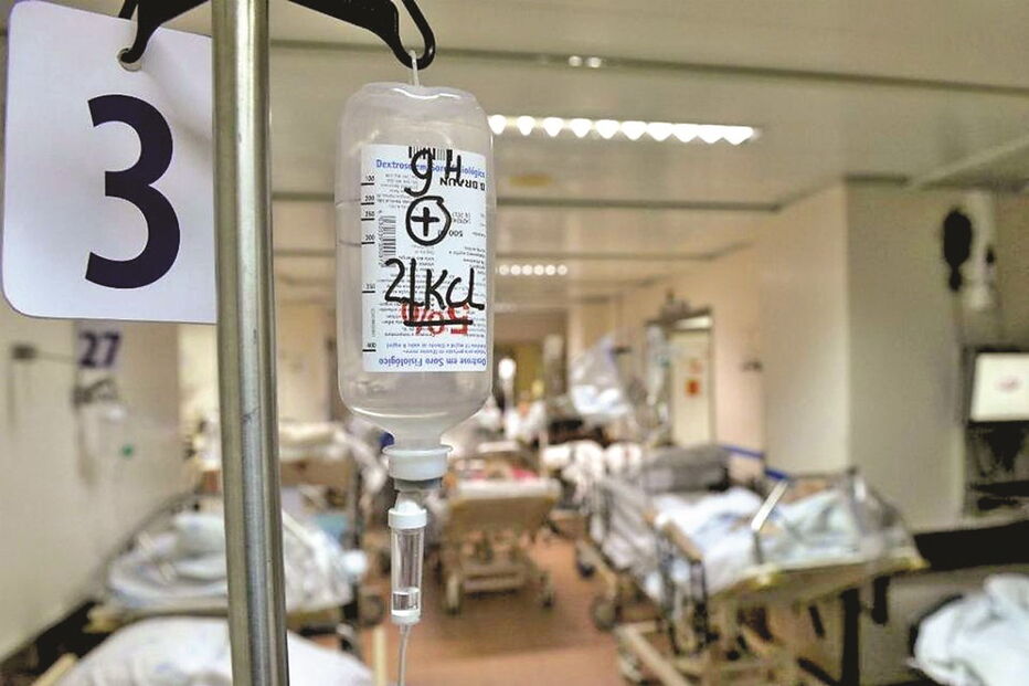 Doentes nos corredores de hospitais